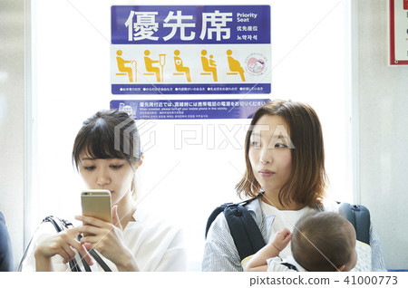 Railway manners Are people who should be prioritized standing in front of you? Railway manners Are people who should be prioritized standing in front of you? 41000773