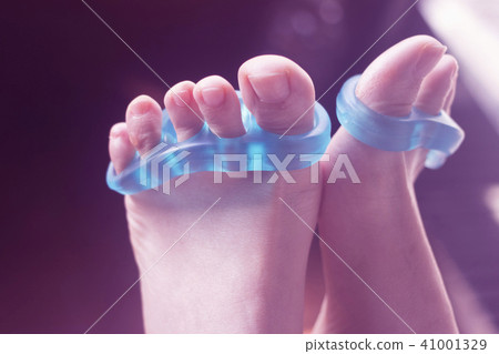Toe separator to pedicure nails 41001329