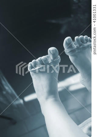 Toe separator to pedicure nails 41001331