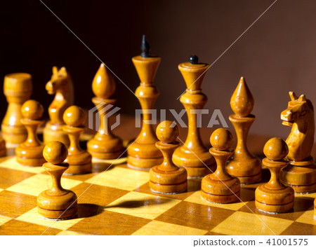 Chessboard with figures 41001575