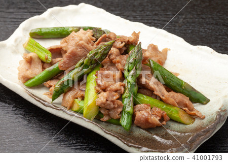 Stir-fry of asparagus and pork Stir-fry of asparagus and pork 41001793