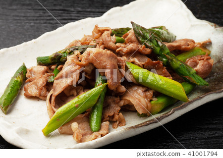 Stir-fry of asparagus and pork Stir-fry of asparagus and pork 41001794