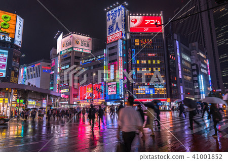 东京都 新宿西口 市中心 雨 图库照片