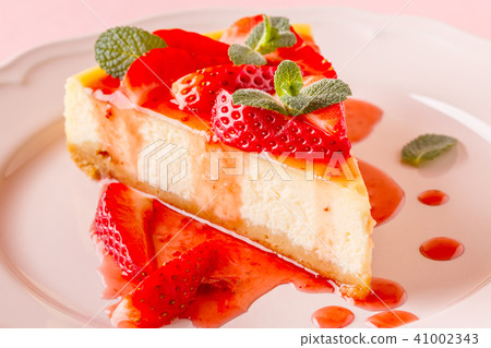 Delicious homemade cheesecake with strawberries. Delicious homemade cheesecake with strawberries. 41002343