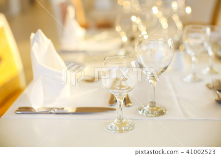Glasses and plates on the tables Glasses and plates on the tables 41002523
