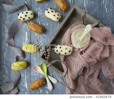Eclairs with chocolate and whipped cream Eclairs with chocolate and whipped cream 41002679