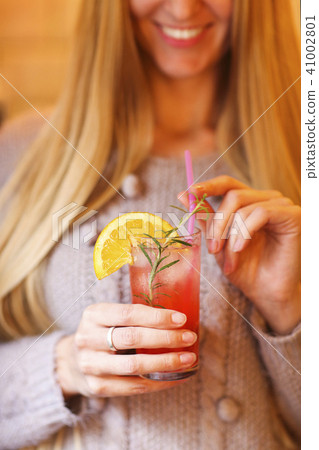 Young pretty woman with red cocktail 41002801