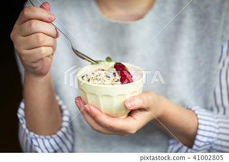 Healthy breakfast greek yogurt granola and berries 41002805