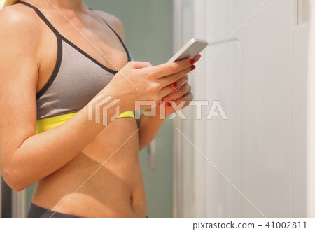 Blond sporty woman in the locker room  41002811