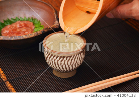 Evening drinks with delicious sake 41004138