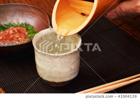 Evening drinks with delicious sake Evening drinks with delicious sake 41004139
