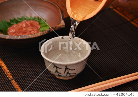 Evening drinks with delicious sake 41004145