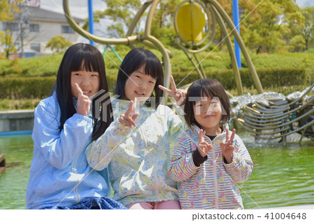 Peace sign sister at the park Peace sign sister at the park 41004648