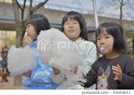 Sister to eat cotton candy 41004651