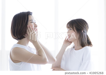 Female beauty skin care 2 people Female beauty skin care 2 people 41005268