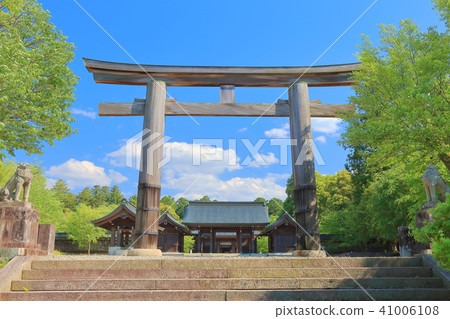 Yoshino Jingu Shinto gate 41006108