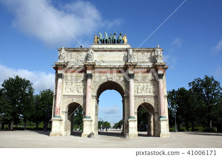 The Arc de Triomphe of the Paris Crouser 41006171