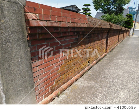 留在煤礦鎮的桃紅色磚籬芭 41006589