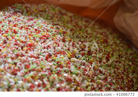 Waste plastic recycling (crushed to chip shape after washing and made into raw materials) Waste plastics Environmental pollution Marine pollution disposal Waste plastic recycling (crushed to chip shape after washing and made into raw materials) Waste plastics Environmental pollution Marine pollution disposal 41006772