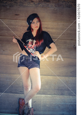 asia attractive young woman with sunglasses 41007070