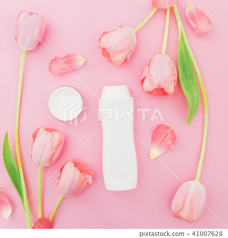 Shampoo and white tulips flowers on pink 41007628