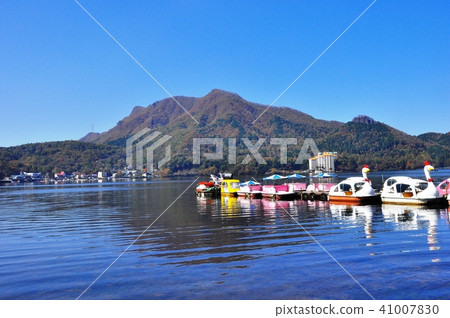 Lake Haruna and blue sky 41007830