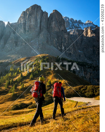Travelers hike breathtaking landscape of Dolomites Travelers hike breathtaking landscape of Dolomites 41008239