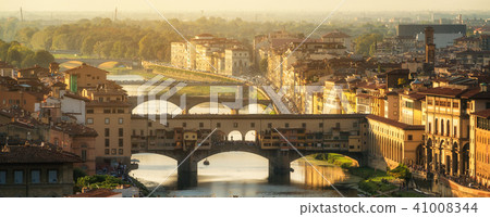 Ponte Vecchio Bridge in Florence - Italy Ponte Vecchio Bridge in Florence - Italy 41008344