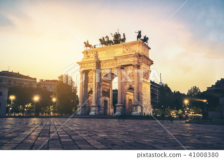 Arco della Pace in Milan , Italy Arco della Pace in Milan , Italy 41008380