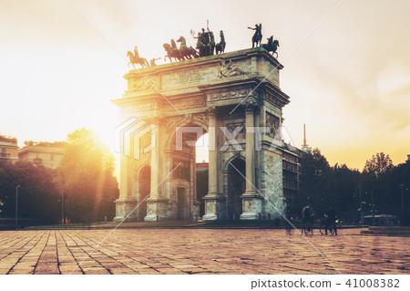 Arco della Pace in Milan , Italy Arco della Pace in Milan , Italy 41008382