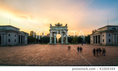 Arco della Pace in Milan , Italy Arco della Pace in Milan , Italy 41008384