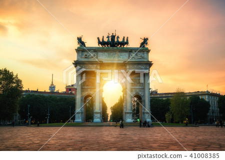 Arco della Pace in Milan , Italy Arco della Pace in Milan , Italy 41008385