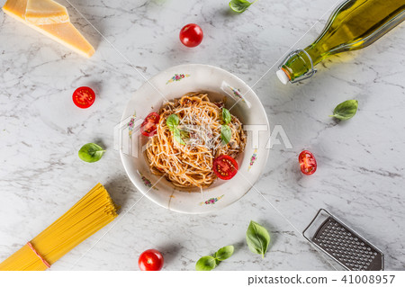 Spaghetti bolognese with ingredients basil tomato 41008957