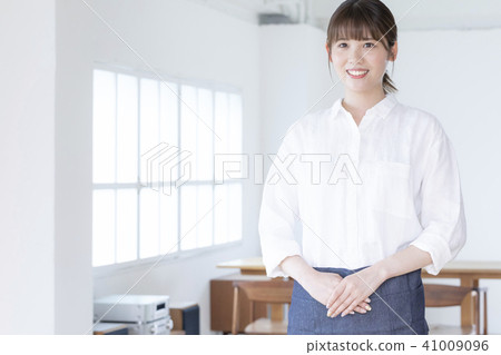 咖啡館職員兼職職業婦女 咖啡館職員兼職職業婦女 41009096
