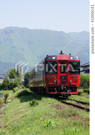 Kyushu crossing express express (Kiha 185 series) heading towards Kumamoto against the background of Aso mountains Kyushu crossing express express (Kiha 185 series) heading towards Kumamoto against the background of Aso mountains 41009181
