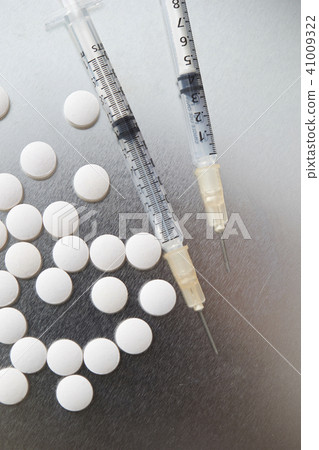 Syringes and tablets Syringes and tablets 41009322