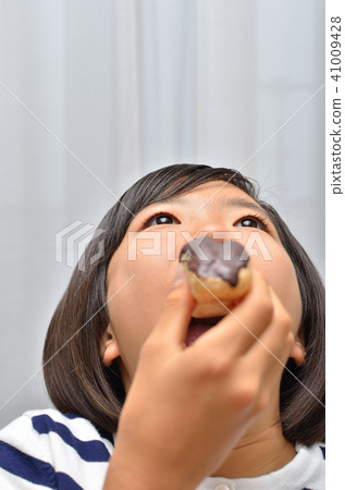 一個美味地吃Eclair的女孩 一個美味地吃Eclair的女孩 41009428