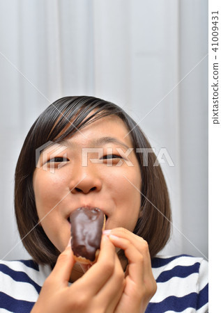 A girl who eats Eclair deliciously 41009431