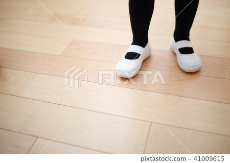 Shoes (Nursery school kindergarten classroom flooring floor Wahabling room wearing room shoes uniform school kindergarten) 41009615