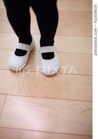 Shoes (Nursery school kindergarten classroom flooring floor Wahabling room wearing room shoes uniform school kindergarten) 41009616