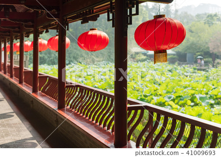 Row of chinese lanterns hanging 41009693