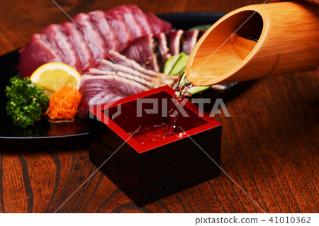 與鰹魚生魚片共進晚餐 41010362