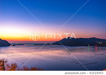 Morning glow of port town 41010455