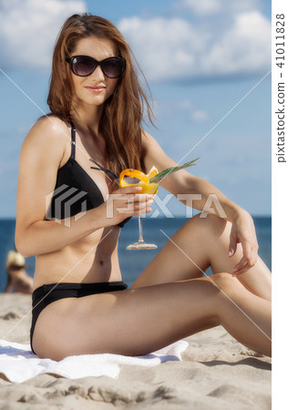 Pretty young woman relaxing on the beach Pretty young woman relaxing on the beach 41011828