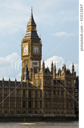 Big Ben and Houses of parliament with river Thames Big Ben and Houses of parliament with river Thames 41013847