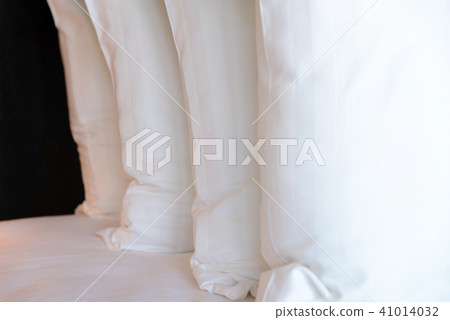 stacking of white pillows on bed - Close up 41014032