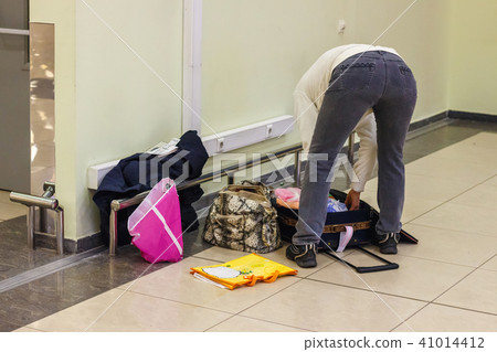 Passenger at the airport before departure 41014412