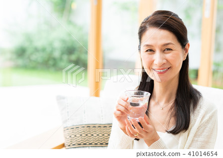 Senior woman (mineral water) Senior woman (mineral water) 41014654