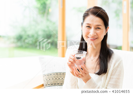 Senior woman (mineral water) Senior woman (mineral water) 41014655