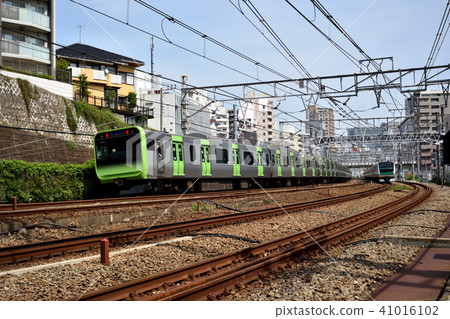 Yamanote line running between Gotanda and Meguro and Saikyo Line 41016102